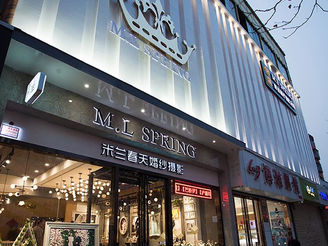 附近婚纱摄影店电话(附近婚纱摄影套餐价格表)