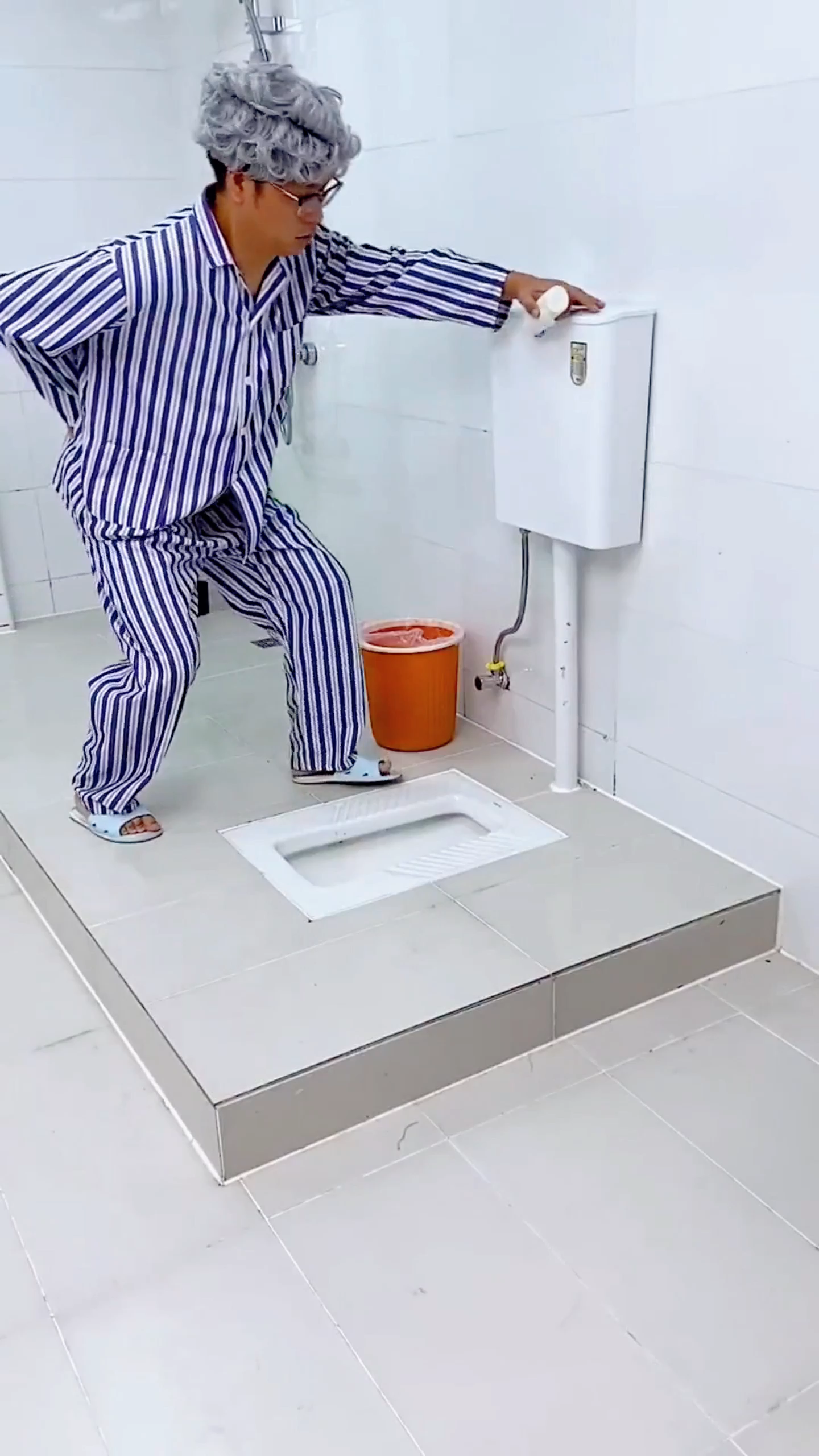 腿靠墙90度腿麻要停吗(腿靠墙90度能瘦腿吗腿麻)