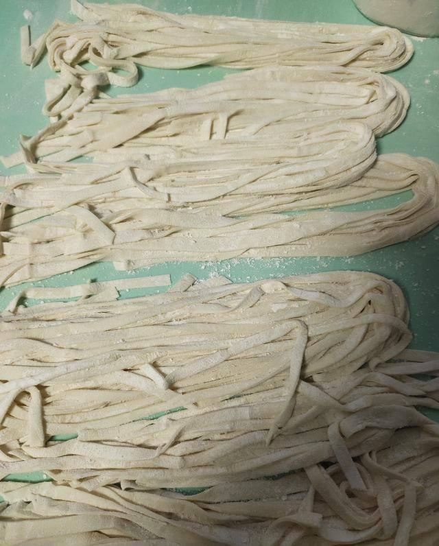 手擀面用冷水还是热水(手擀面用热水还是冷水煮)