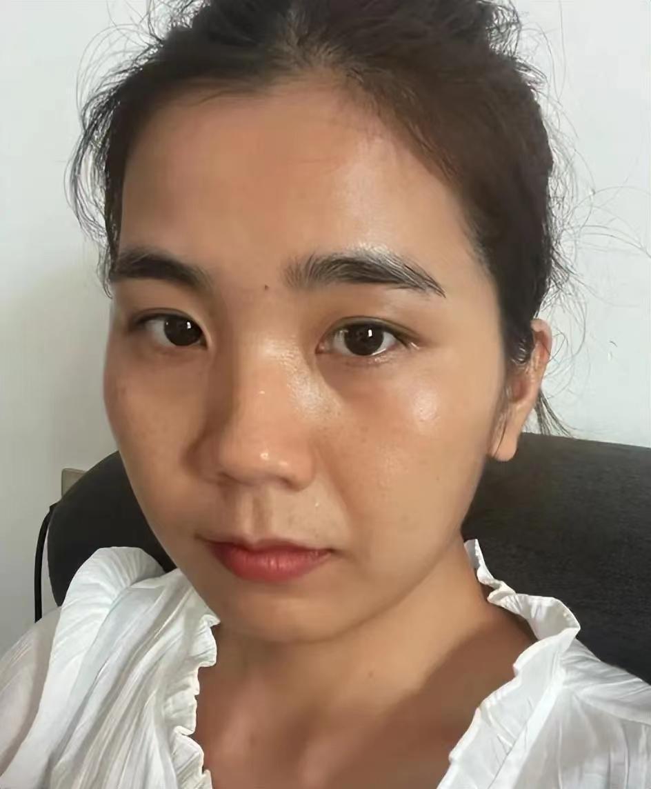 皮肤暗黄穿衣法则(皮肤暗黄穿什么衣服好看)