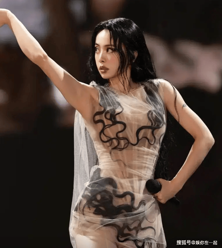明星露乳(明星露肩上衣搭配图片) 明星露乳(明星露肩上衣搭配图片)