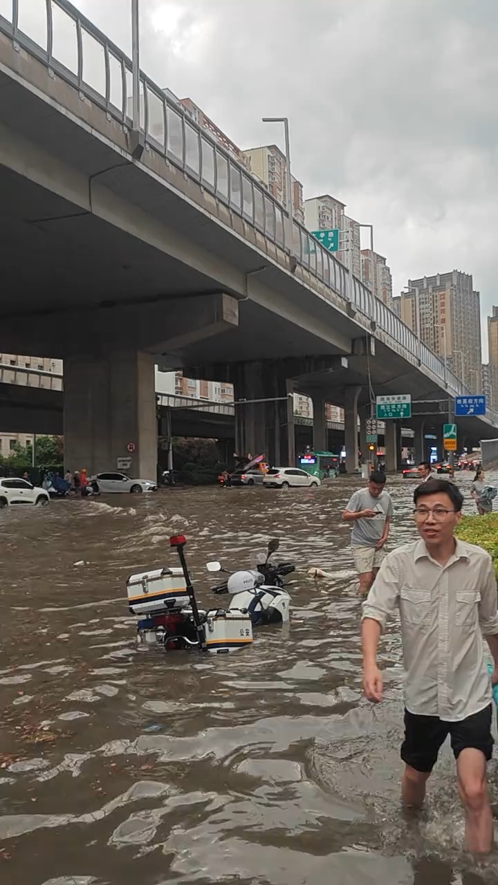 梦见涨水把路淹了(梦见涨水把路淹了回不了家)