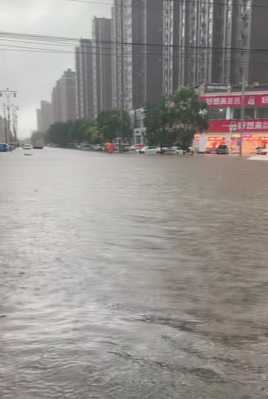 梦见涨水把路淹了(梦见涨水把路淹了回不了家)
