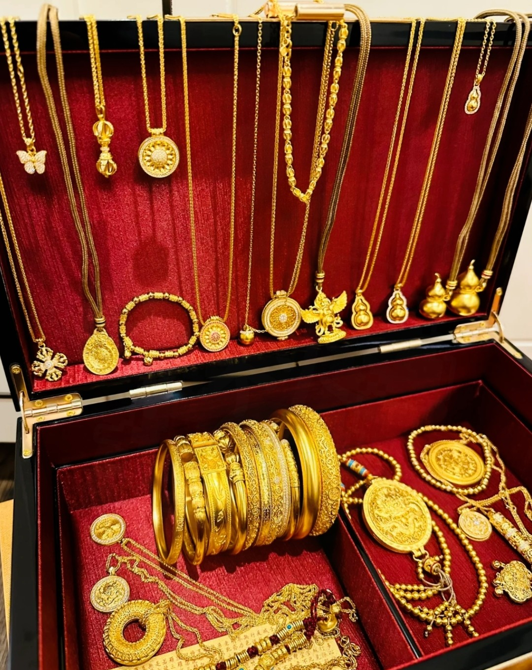 黄金投资是买银行的还是金店的(投资黄金还是存银行吃利息哪个更合适) 黄金投资是买银行的还是金店的(投资黄金还是存银行吃利息哪个更合适)