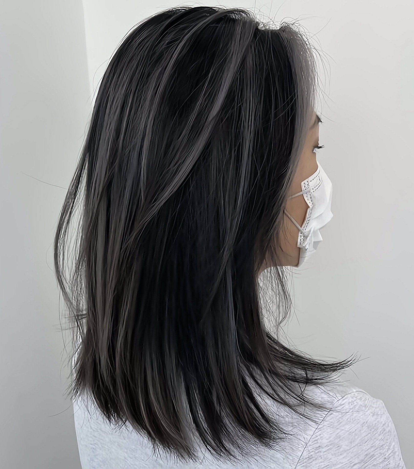 黑茶色与黑色头发对比(黑茶色与黑色头发哪个好看)
