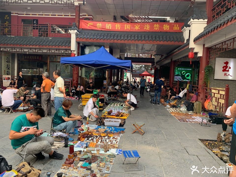 附近古玩市场(附近古玩市场尖山路到台东小吃街)
