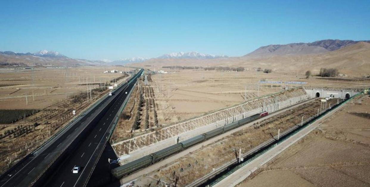 兰州到乌鲁木齐多少公里(兰州到乌鲁木齐多少公里路程)