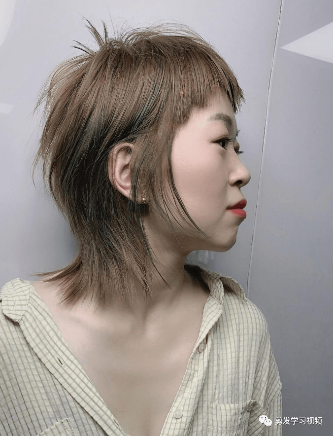 燕尾发型女头发(燕尾发型女头发前短后长)