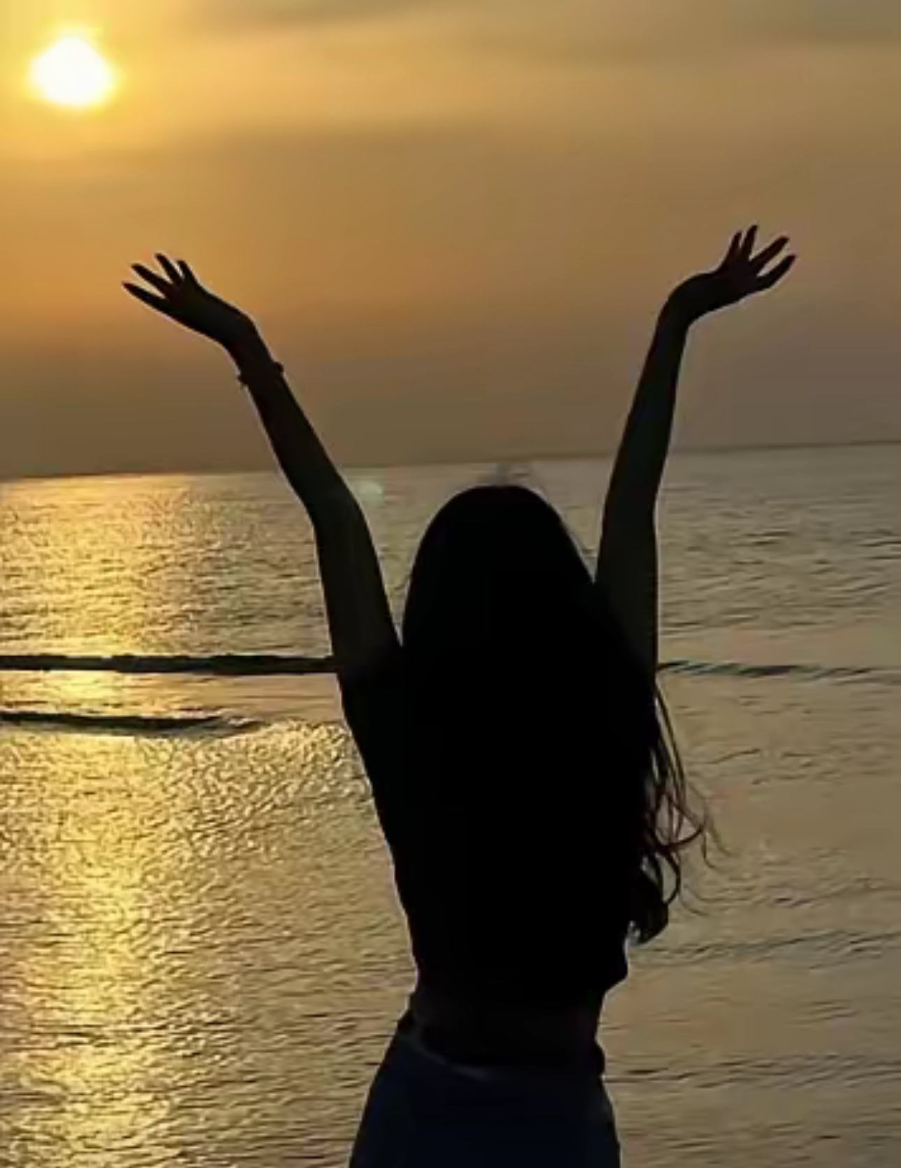 海边背景图女生背影(海边背景女生头像唯美背影)